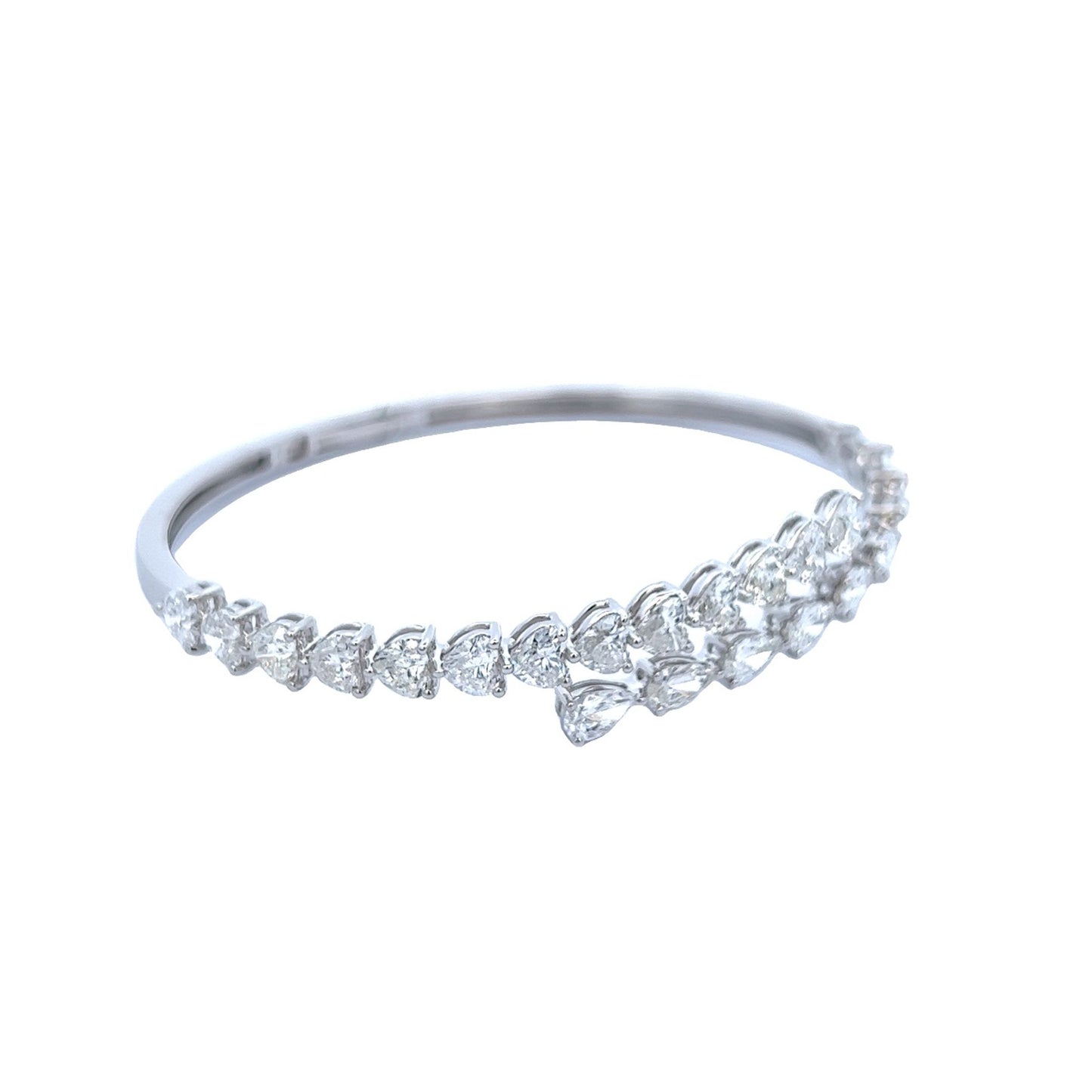 Brazalete superpuesto de diamantes en forma de pera y corazón de 18k Wg 6.52